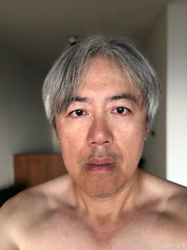 |歌手张宇“隐退”两年罕见露面 满头白发像老了十岁