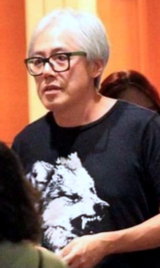 |歌手张宇“隐退”两年罕见露面 满头白发像老了十岁