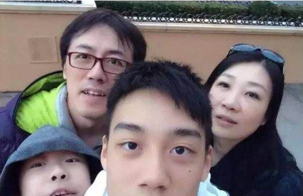 |歌手张宇“隐退”两年罕见露面 满头白发像老了十岁
