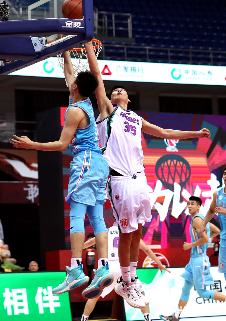 周琦|周琦轮休新疆五人得分上双 山东巩晓彬感叹队员拼劲不足