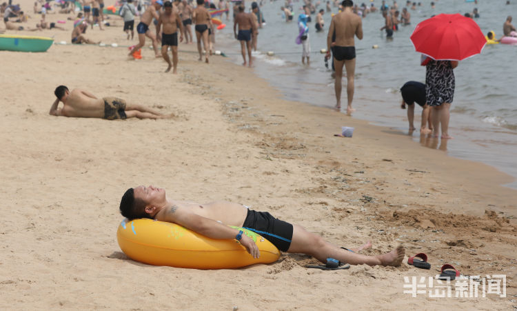 浴场|入伏第一天 青岛第一海水浴场渐“热”