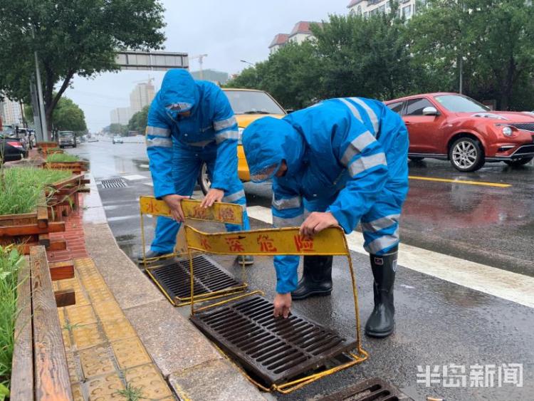 积水|青岛300名抢险人员上路 多处易积水路段经改造未现明显积水