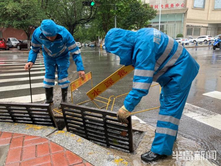 积水|青岛300名抢险人员上路 多处易积水路段经改造未现明显积水