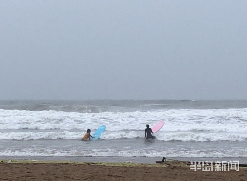 踏风|青岛石老人海水浴场浪高风急 游客踏风逐浪莫忘安全