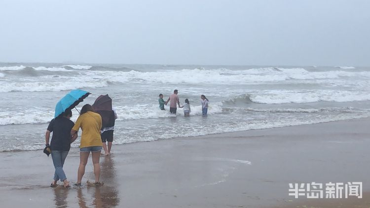 踏风|青岛石老人海水浴场浪高风急 游客踏风逐浪莫忘安全