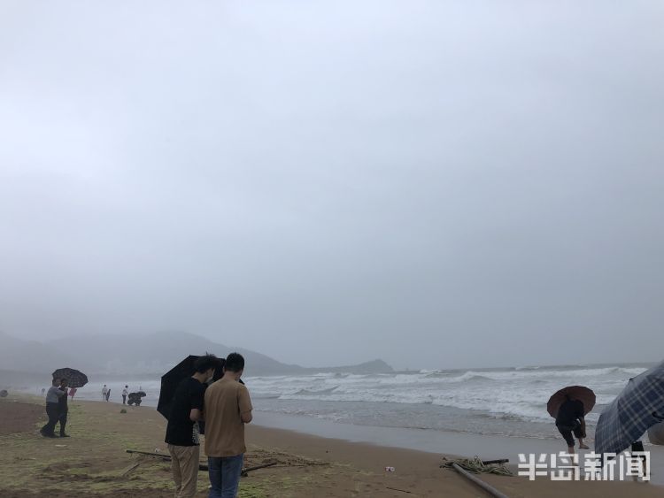 踏风|青岛石老人海水浴场浪高风急 游客踏风逐浪莫忘安全