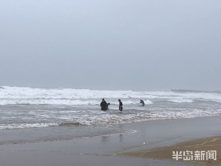 踏风|青岛石老人海水浴场浪高风急 游客踏风逐浪莫忘安全