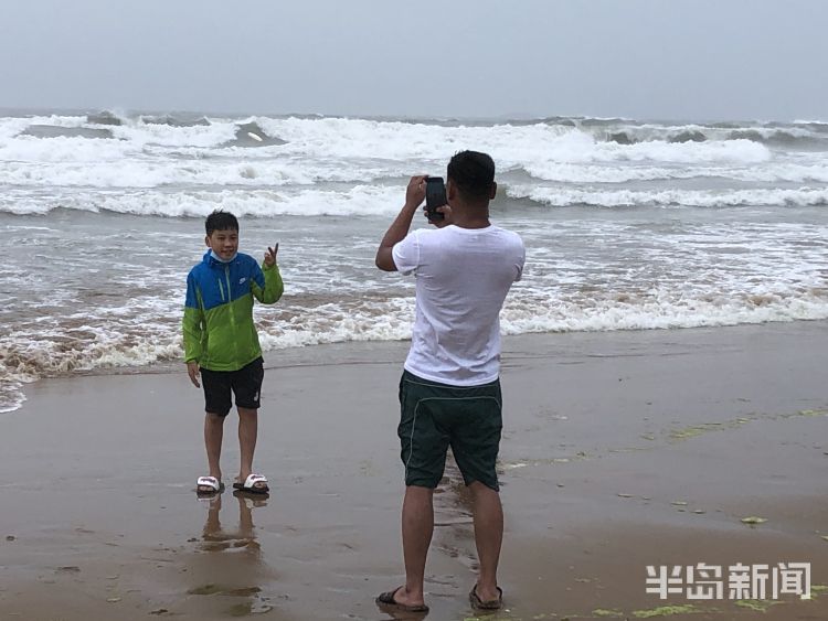 踏风|青岛石老人海水浴场浪高风急 游客踏风逐浪莫忘安全