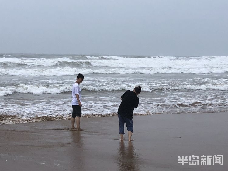 踏风|青岛石老人海水浴场浪高风急 游客踏风逐浪莫忘安全