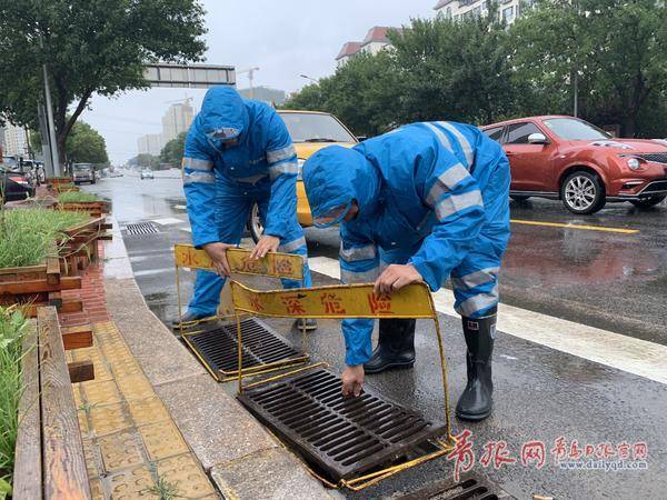 |青岛普降雨水 300人抢险队紧急出动防汛排涝