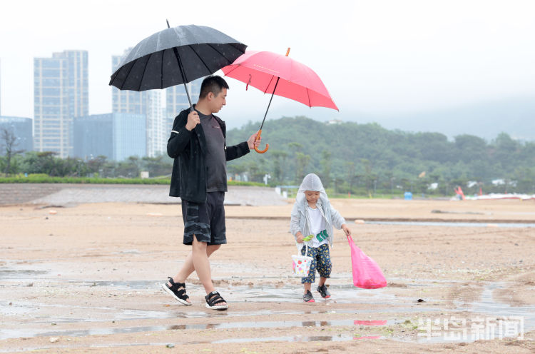 拾趣|石老人海水浴场：海边拾趣 风雨挡不住