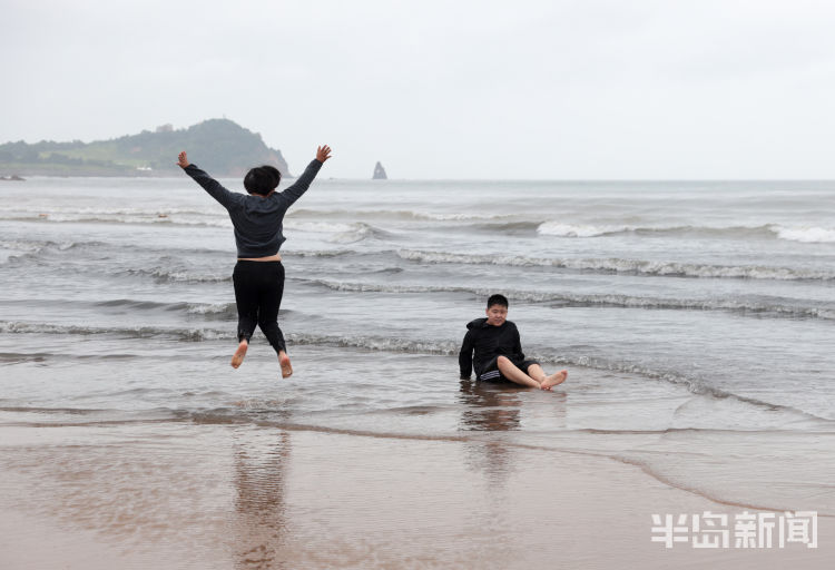 拾趣|石老人海水浴场：海边拾趣 风雨挡不住