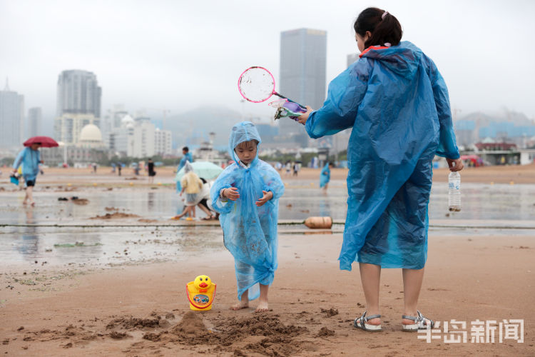 拾趣|石老人海水浴场：海边拾趣 风雨挡不住