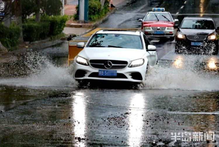 破浪|青岛市区连续两天降雨“破浪”出行 勿忘文明