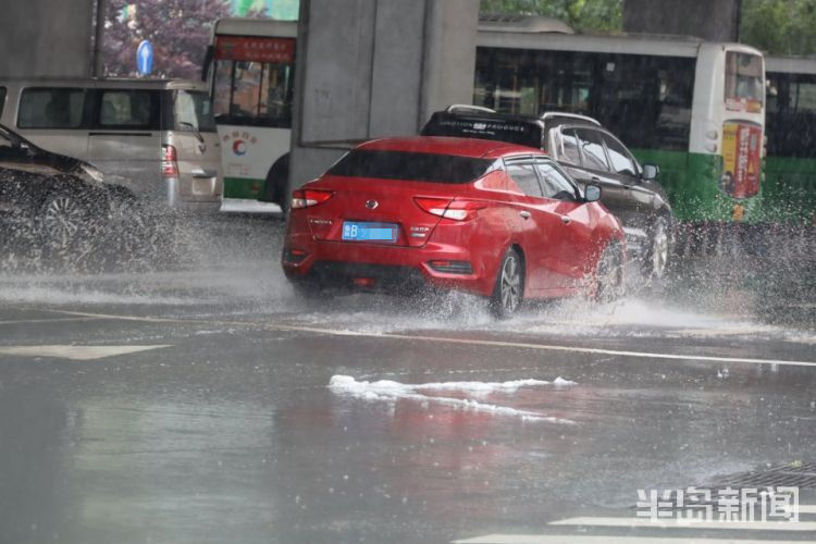 破浪|青岛市区连续两天降雨“破浪”出行 勿忘文明