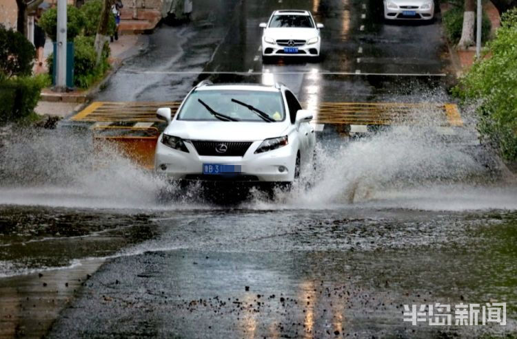 破浪|青岛市区连续两天降雨“破浪”出行 勿忘文明