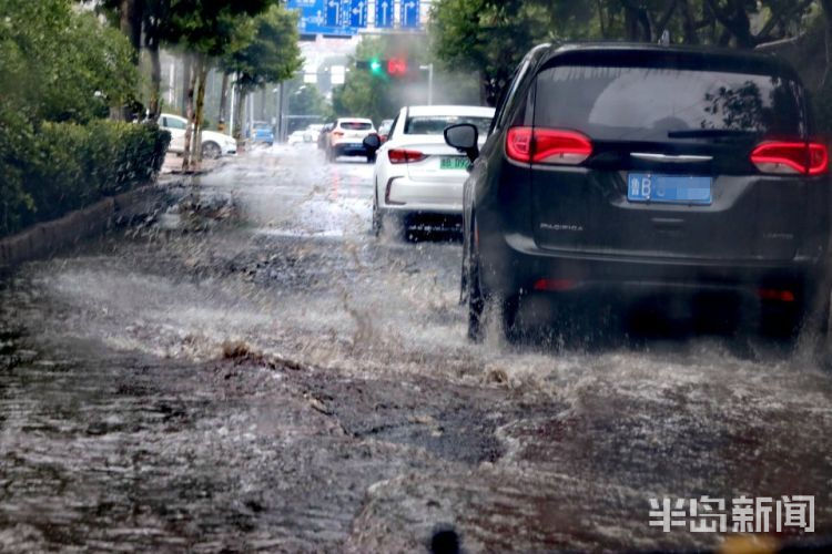 破浪|青岛市区连续两天降雨“破浪”出行 勿忘文明