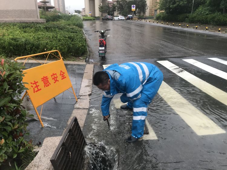 雨情|青岛水务排水公司闻“汛”而动 60余部防汛车辆不间断巡视抗击雨情