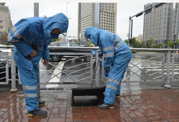 雨情|青岛水务排水公司闻“汛”而动 60余部防汛车辆不间断巡视抗击雨情