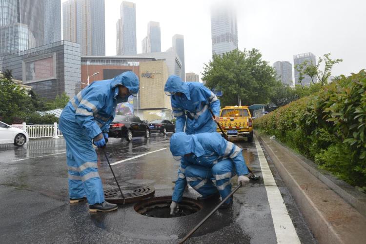 雨情|青岛水务排水公司闻“汛”而动 60余部防汛车辆不间断巡视抗击雨情