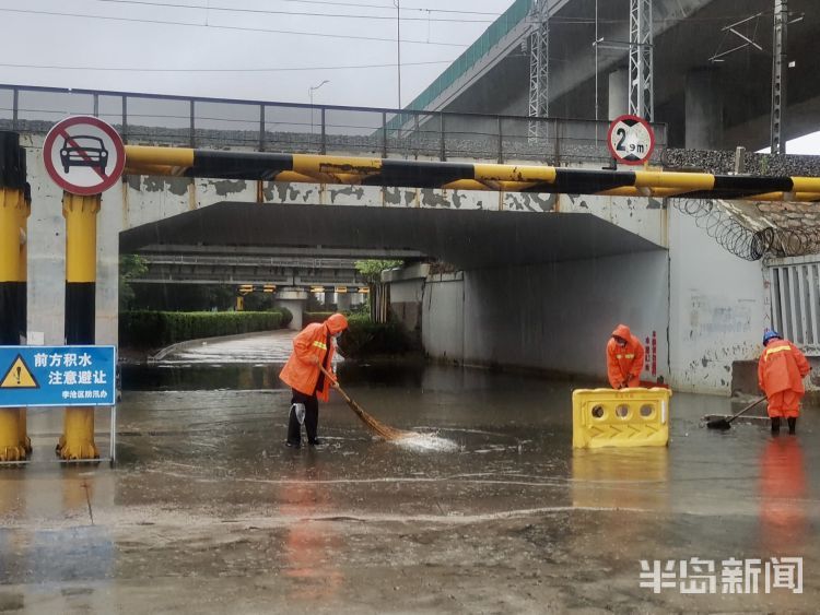 下雨天|青岛持续降雨 有人战雨保畅通有人外出休闲雨中漫步