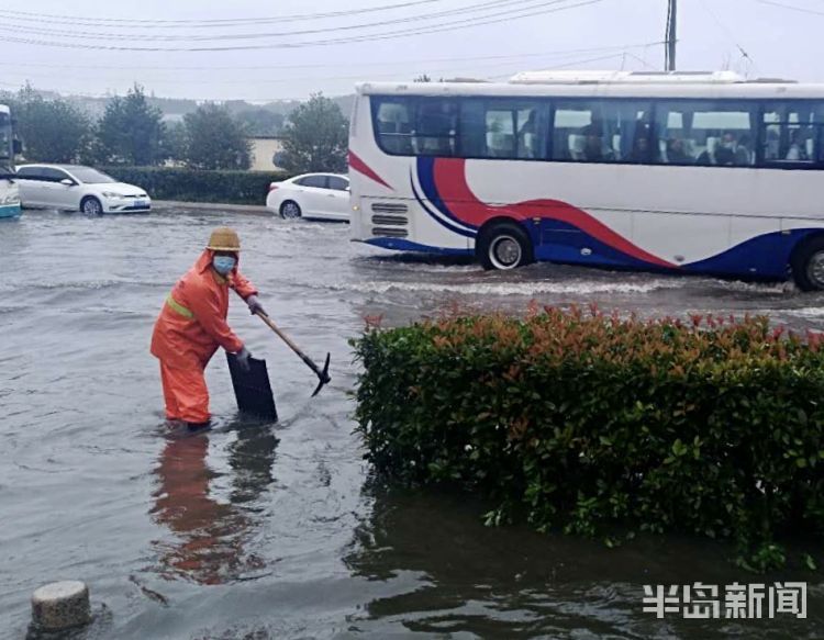 下雨天|青岛持续降雨 有人战雨保畅通有人外出休闲雨中漫步