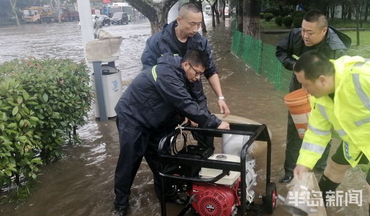 下雨天|青岛持续降雨 有人战雨保畅通有人外出休闲雨中漫步