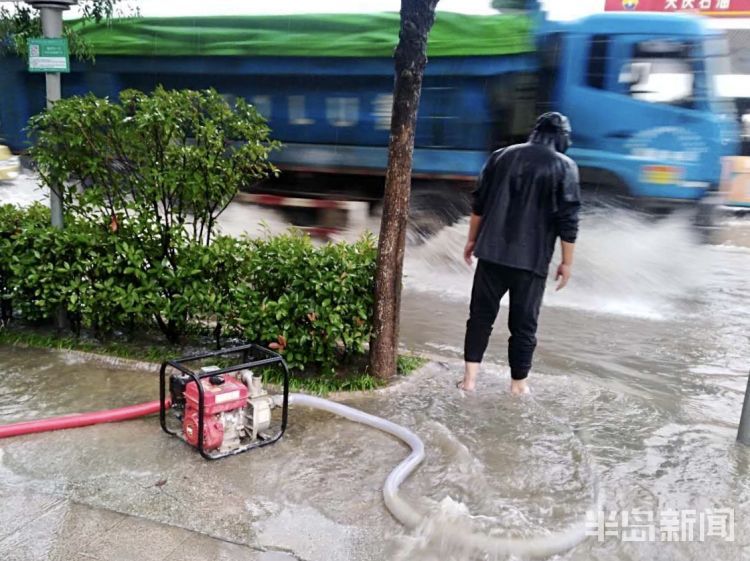 下雨天|青岛持续降雨 有人战雨保畅通有人外出休闲雨中漫步