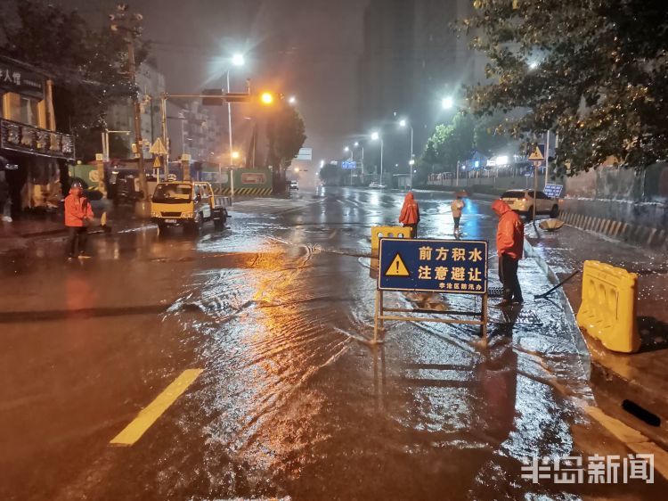 下雨天|青岛持续降雨 有人战雨保畅通有人外出休闲雨中漫步