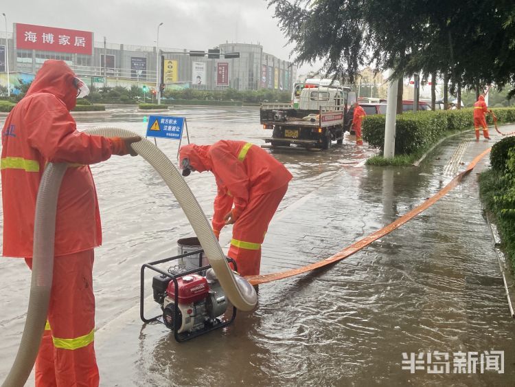 下雨天|青岛持续降雨 有人战雨保畅通有人外出休闲雨中漫步