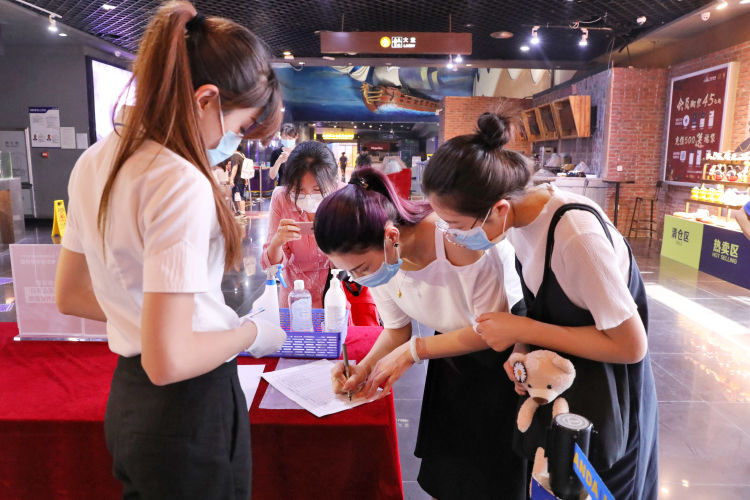 第一片|青岛22家影城今日开门纳客 有影迷一家6口来看“复工第一片”