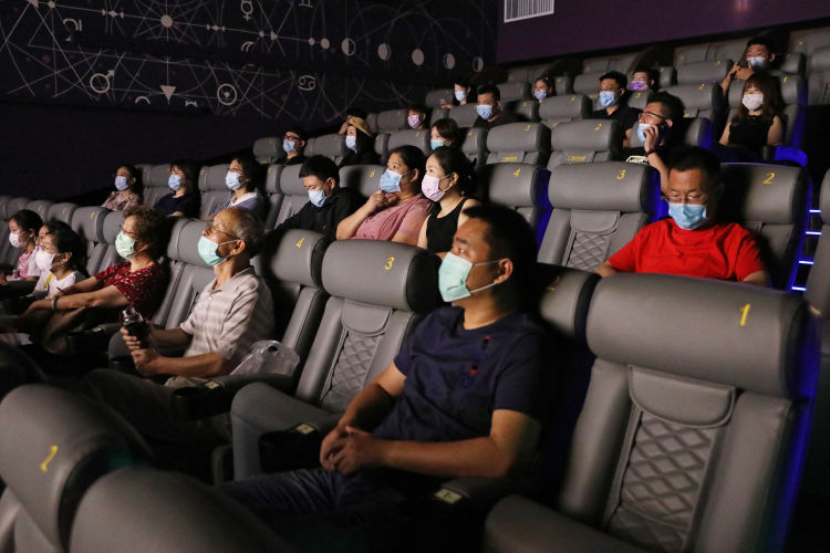 第一片|青岛22家影城今日开门纳客 有影迷一家6口来看“复工第一片”
