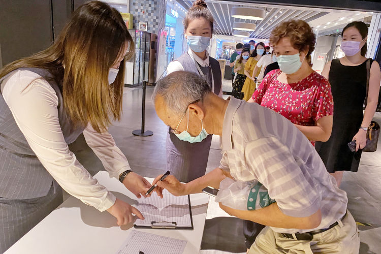 第一片|青岛22家影城今日开门纳客 有影迷一家6口来看“复工第一片”