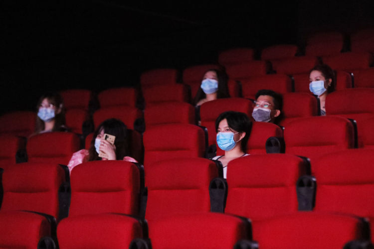 第一片|青岛22家影城今日开门纳客 有影迷一家6口来看“复工第一片”