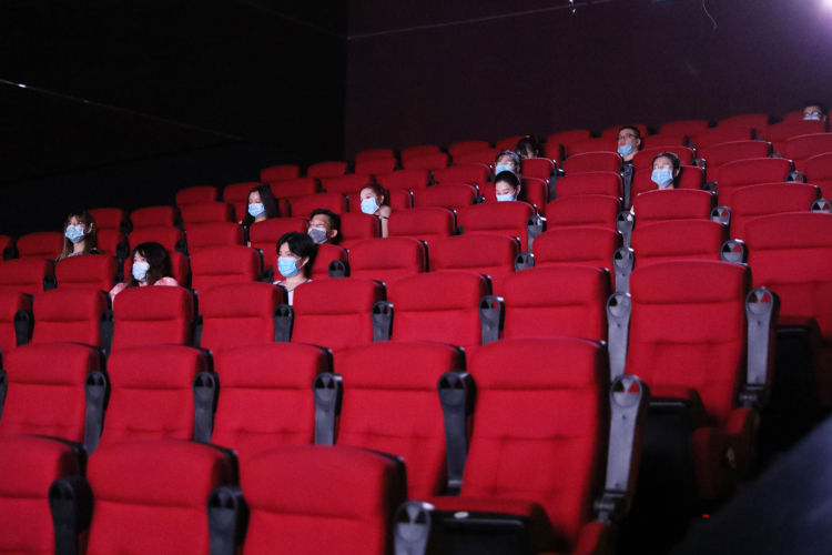 第一片|青岛22家影城今日开门纳客 有影迷一家6口来看“复工第一片”