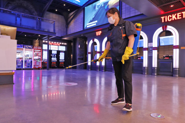 第一片|青岛22家影城今日开门纳客 有影迷一家6口来看“复工第一片”