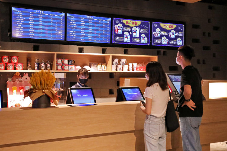 第一片|青岛22家影城今日开门纳客 有影迷一家6口来看“复工第一片”