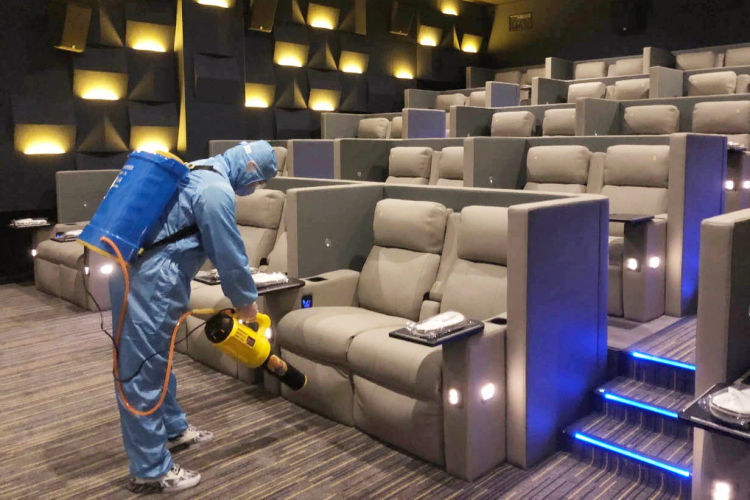 第一片|青岛22家影城今日开门纳客 有影迷一家6口来看“复工第一片”