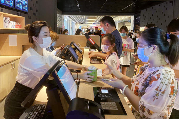 第一片|青岛22家影城今日开门纳客 有影迷一家6口来看“复工第一片”