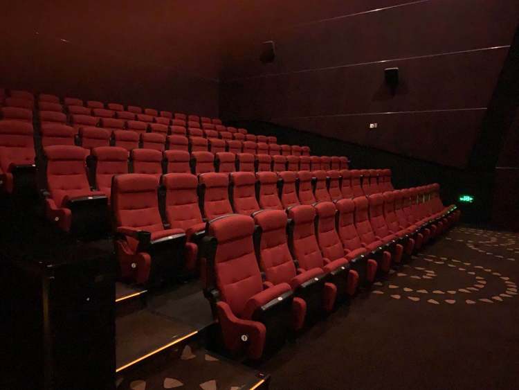 探访|半岛记者探访青岛CBD万达影城 复工前的3小时……