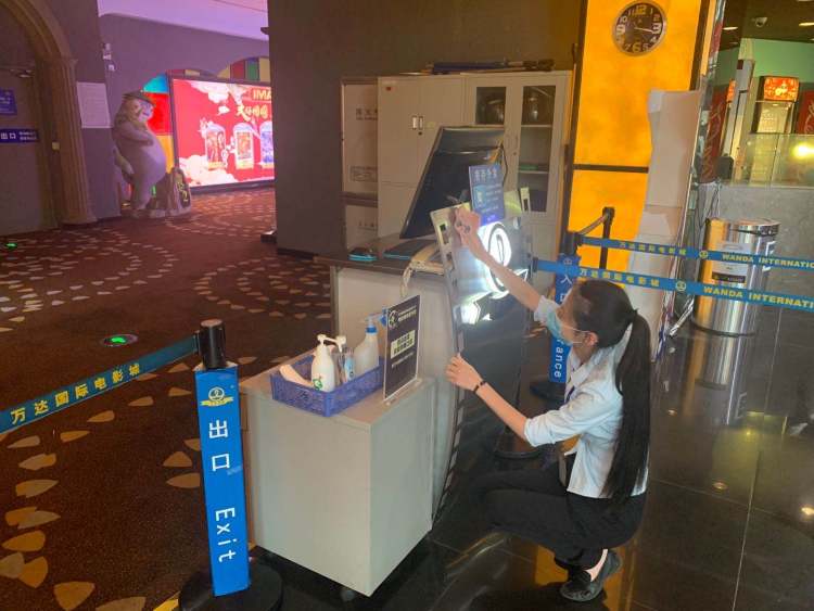 探访|半岛记者探访青岛CBD万达影城 复工前的3小时……