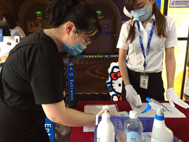 探访|半岛记者探访青岛CBD万达影城 复工前的3小时……