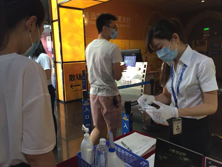 探访|半岛记者探访青岛CBD万达影城 复工前的3小时……