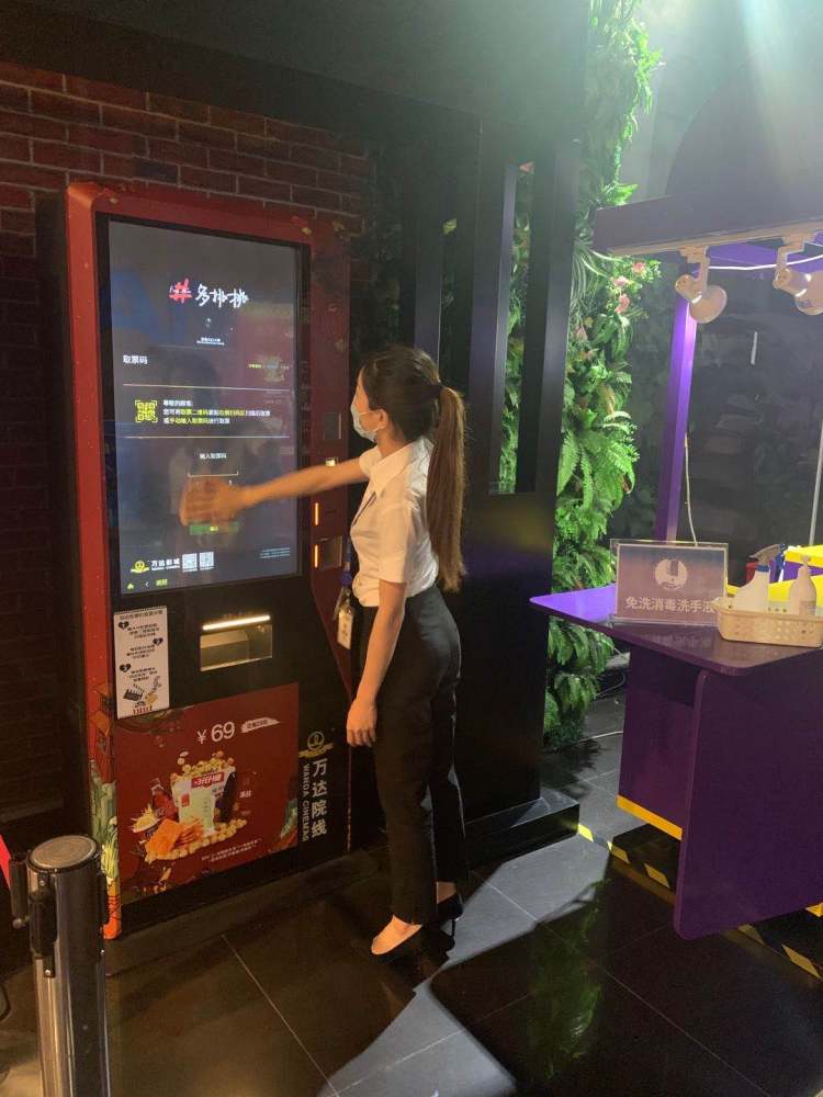 探访|半岛记者探访青岛CBD万达影城 复工前的3小时……