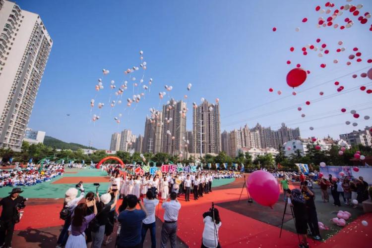 燃爆|学生跳神曲、家长也收毕业证 青大附中毕业典礼惊喜不断