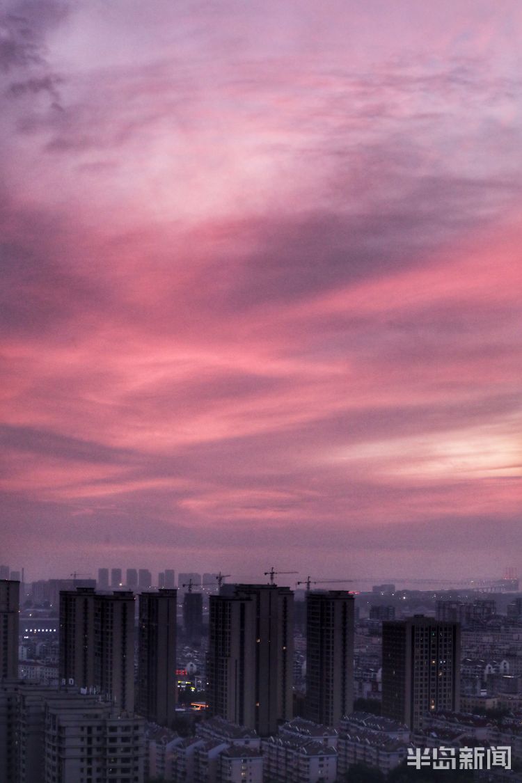 一现|青岛市区上空晚霞一现 22日将迎来阴雨天气