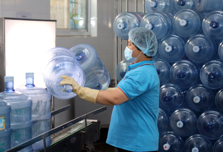 水是|从“孕育”到“出生” 看崂翠大桶水是如何“炼成”的