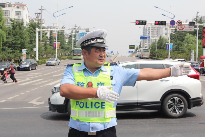 |诸城街头惊现“人体红绿灯”！