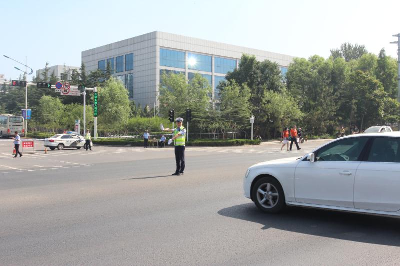 |诸城街头惊现“人体红绿灯”！