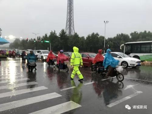 |诸城街头惊现“人体红绿灯”！